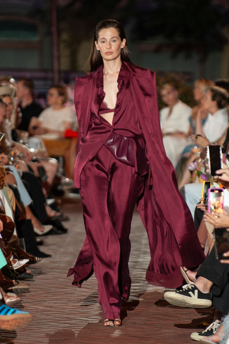 UFW SS’25: панування відтінку cherry red у колекції the COAT by Katya Silchenko