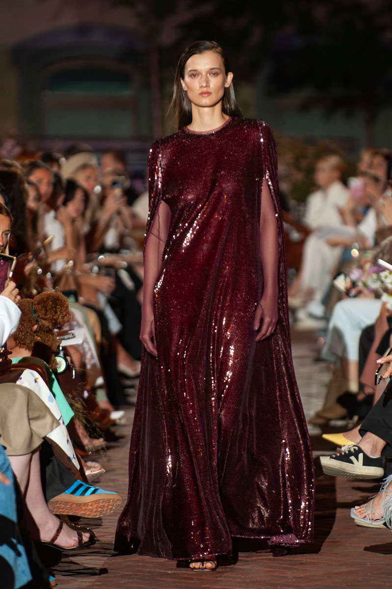 UFW SS’25: панування відтінку cherry red у колекції the COAT by Katya Silchenko