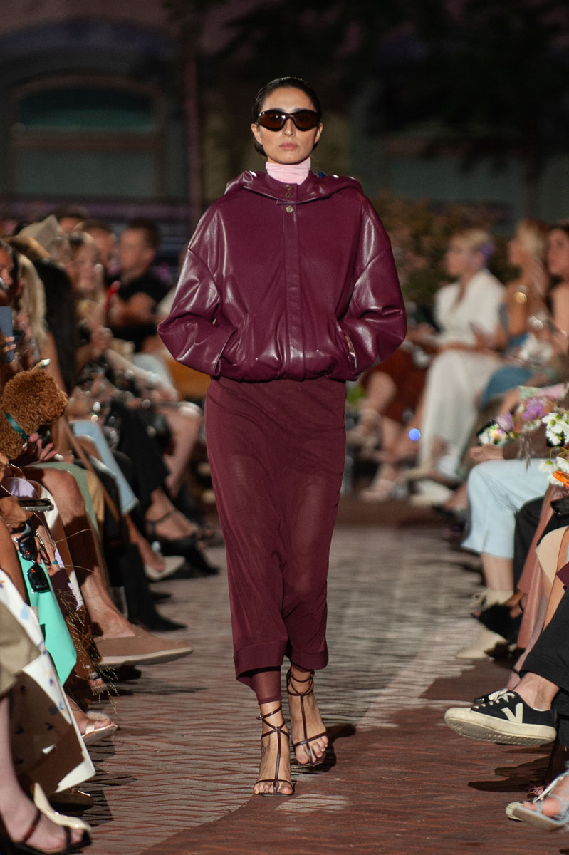 UFW SS’25: панування відтінку cherry red у колекції the COAT by Katya Silchenko