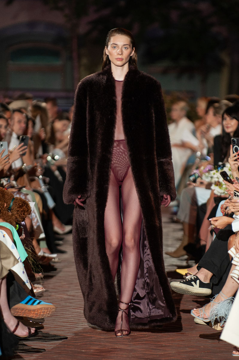 UFW SS’25: панування відтінку cherry red у колекції the COAT by Katya Silchenko