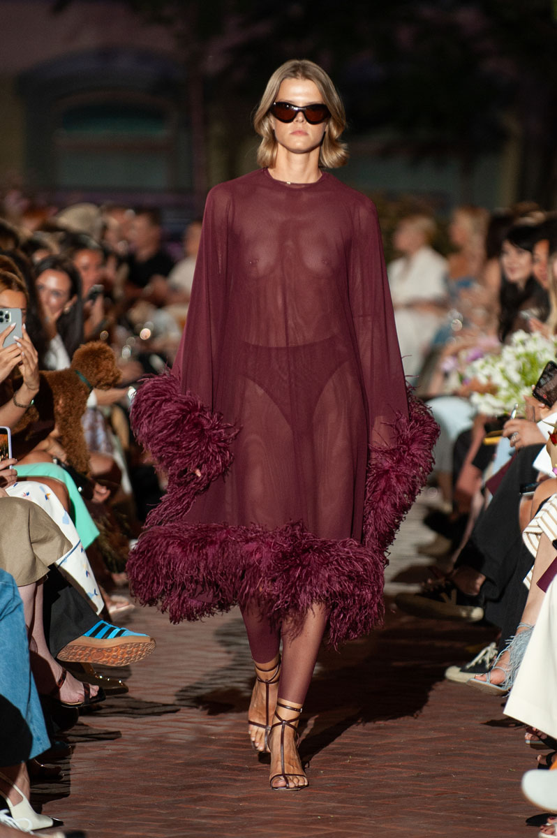 UFW SS’25: панування відтінку cherry red у колекції the COAT by Katya Silchenko