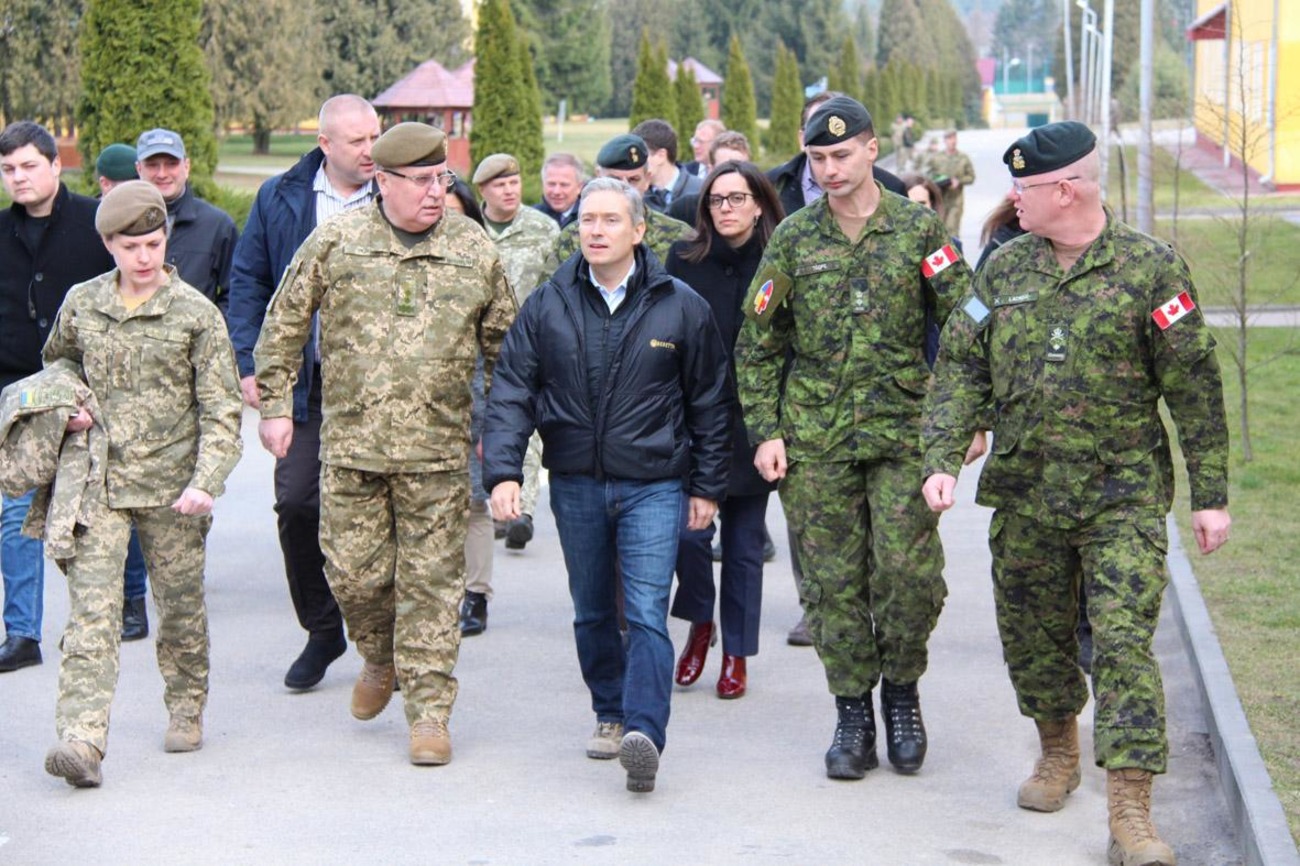 Франсуа-Філіп Шампань (у центрі) на Яворівському полігоні на Львівщині, 2020 рік 