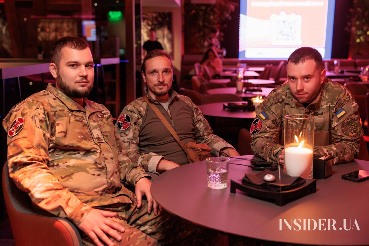 «Читай серцем»: благодійний поетичний вечір на підтримку артилерійської розвідки