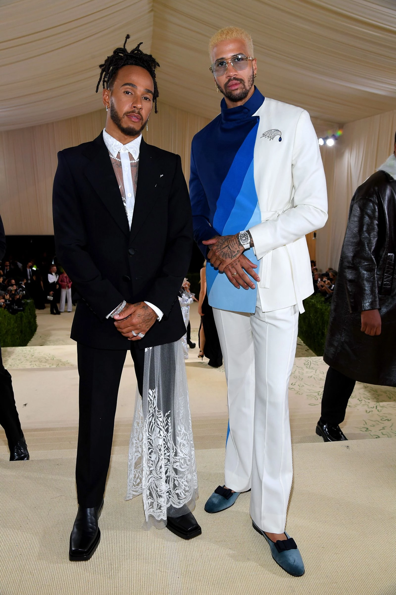 Автогонщик Льюїс Гамільтон та фехтувальник Майлз Чамлі-Ватсон на Met Gala 2021 року1