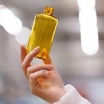 У березні минулого року Biotherm від L'Oréal оголосила про перезапуск свого культового сонцезахисного спрею Waterlover у оновленій косметичній пляшці, виготовленій з біопереробленого ПЕТ-пластику Carbios (Фото: Biotherm).