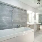 Страх води у ванній: чому дитина боїться купатися