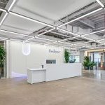Стійка реєстрації в новому офісі Unilever у Хобокені. Яскраво-білий стіл із синіми акцентами Unilever. (Фото: Unilever)
