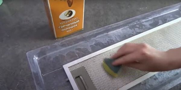 Потріть фільтр щіткою або губкою Как почистить вытяжку на кухне: потрите фильтр щёткой или губкой