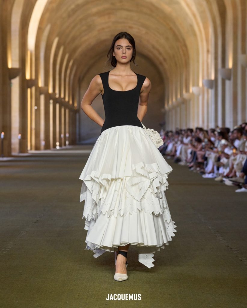 Летиція Каста, Тіна Кунакі та інші селебриті на показі Jacquemus SS’26