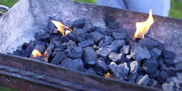 Підпаліть сухе пальне Как разжечь угли для шашлыка в мангале: подожгите сухое горючее
