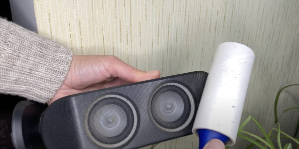 Почистити динаміки Как использовать липкий ролик для одежды в быту: почистить динамики.