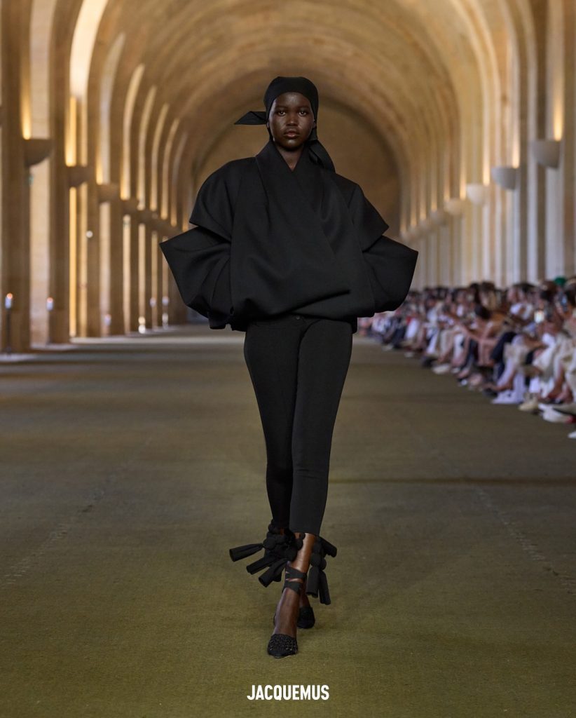 Летиція Каста, Тіна Кунакі та інші селебриті на показі Jacquemus SS’26