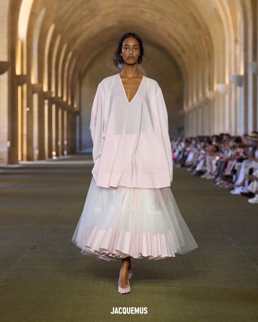 Летиція Каста, Тіна Кунакі та інші селебриті на показі Jacquemus SS’26