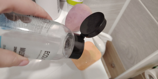 Нанесіть міцелярну воду на інструмент Нанесите мицеллярную воду на инструмент