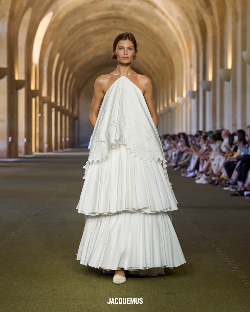 Летиція Каста, Тіна Кунакі та інші селебриті на показі Jacquemus SS’26