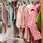 Чому шафи пахнуть вогкістю: що покласти всередину для свіжості
