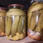 Як закрити огірки хрусткими: вода, сіль або оцет – що…