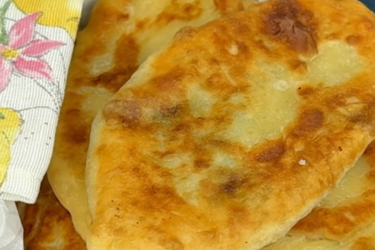 Як приготувати смажені пиріжки з картоплею та цибулею: рецепт