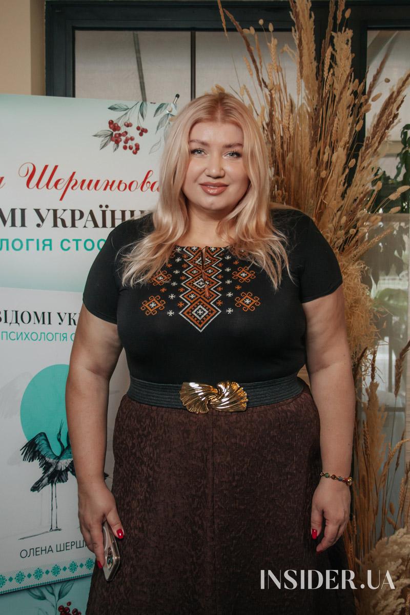 Раміна та інші гості на презентації книги Олени Шершневої