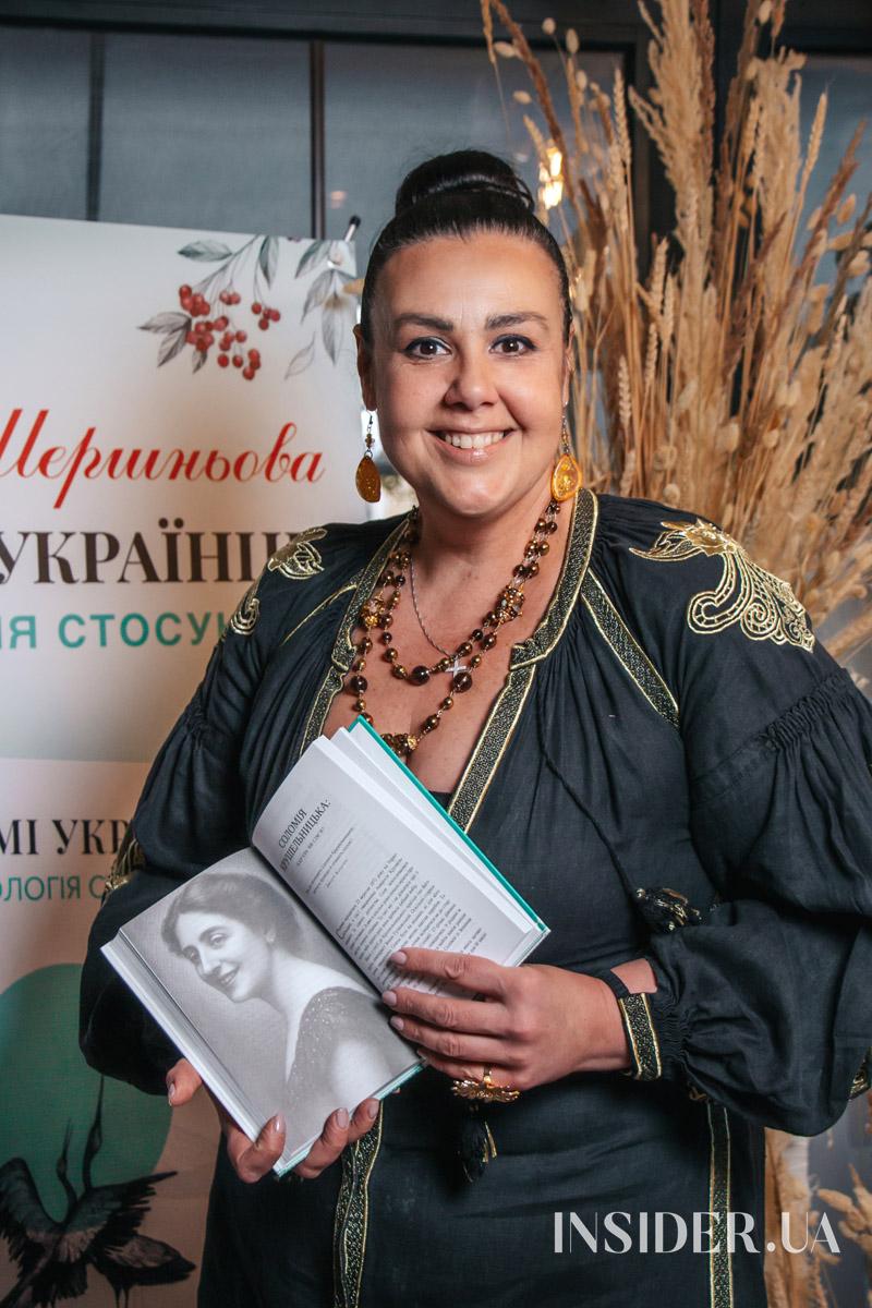 Раміна та інші гості на презентації книги Олени Шершневої