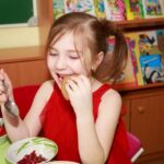Чому не можна змушувати дітей доїдати: думка дієтологів