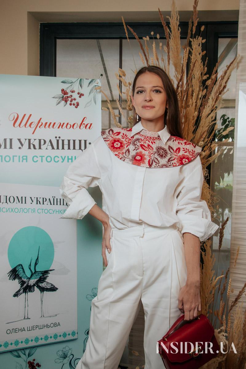 Раміна та інші гості на презентації книги Олени Шершневої