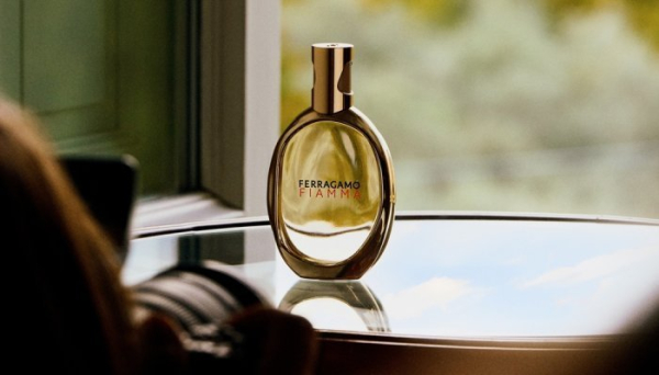 Bormioli Luigi виготовляє асиметричну пляшку для Ferragamo, яку можна багаторазово наповнювати.