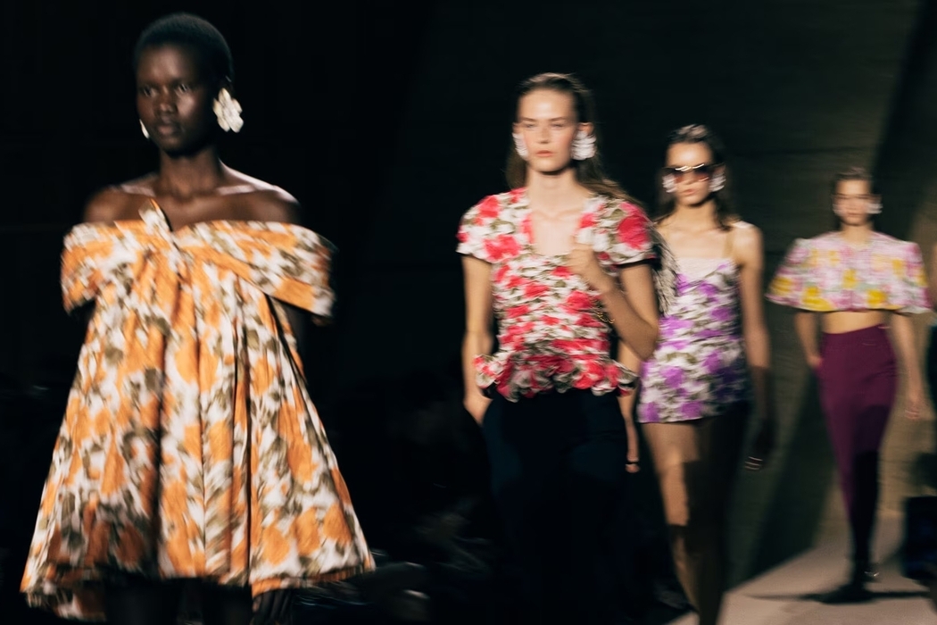 Квітковий принт та сумки на ланцюжку в колекції Chlo&eacute; SS&rsquo;26
