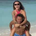 Ілля Соболєв позує з голим торсом на відпочинку із сім'єю