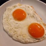 Яєчня-глазунья з ідеальним білком: просто накрийте цим сковороду