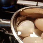 Що капнути у воду для варіння яєць, щоб шкаралупа не…