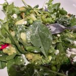 Коли класти зелень у салат: якщо зробити це рано, вона…