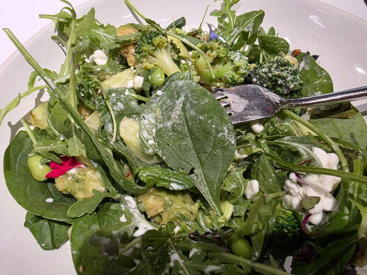 Коли класти зелень у салат: якщо зробити це рано, вона перетвориться на непривабливу кашу салат