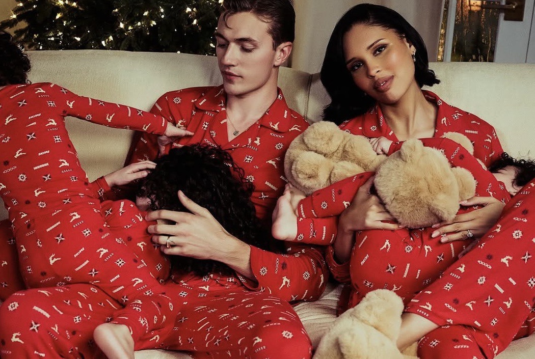 У стилі trad-wife: багатодітна модель Нара Сміт у кампейні Skims