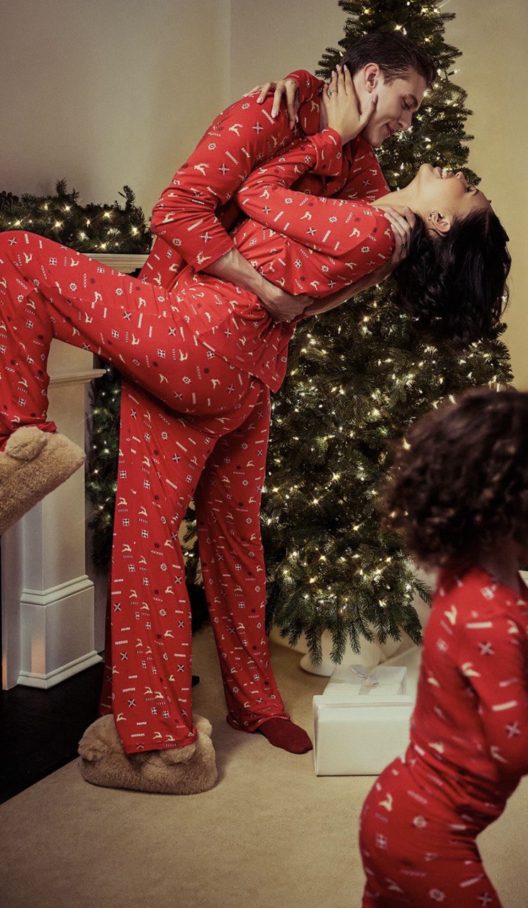 У стилі trad-wife: багатодітна модель Нара Сміт у кампейні Skims