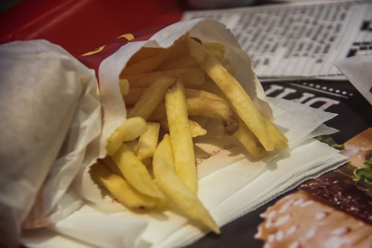 Як приготувати картопля фрі без олії: трюк з духовкою, що обманює смакові рецептори картофель фри