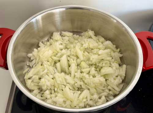 Швидкий рецепт курки: ніжна м'ясо-смакота, яка тане в роті – гості будуть у захваті! Секрет приготування простого, але неймовірного смаку. 11