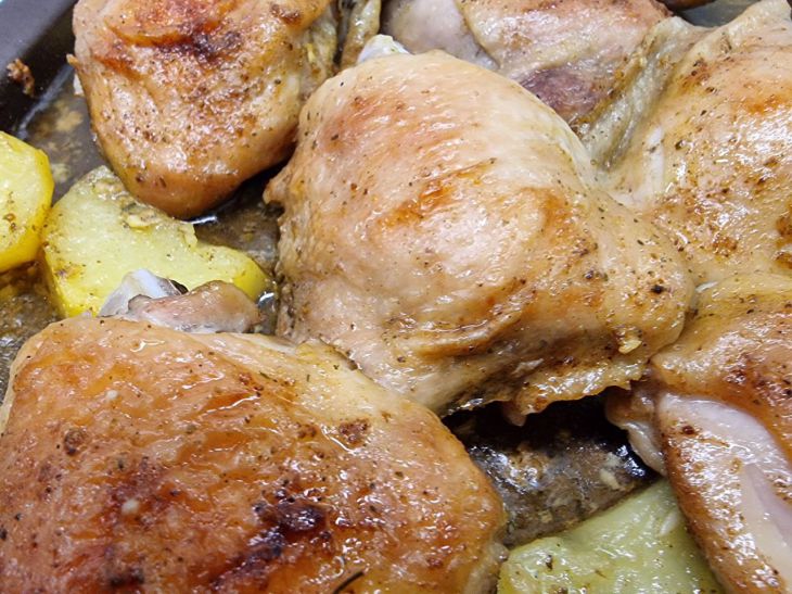 Чому курка виходить сухою: секрет соковитого запікання без маринаду