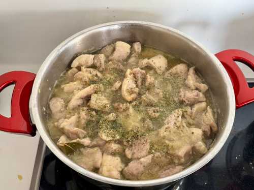 Швидкий рецепт курки: ніжна м'ясо-смакота, яка тане в роті – гості будуть у захваті! Секрет приготування простого, але неймовірного смаку. 13