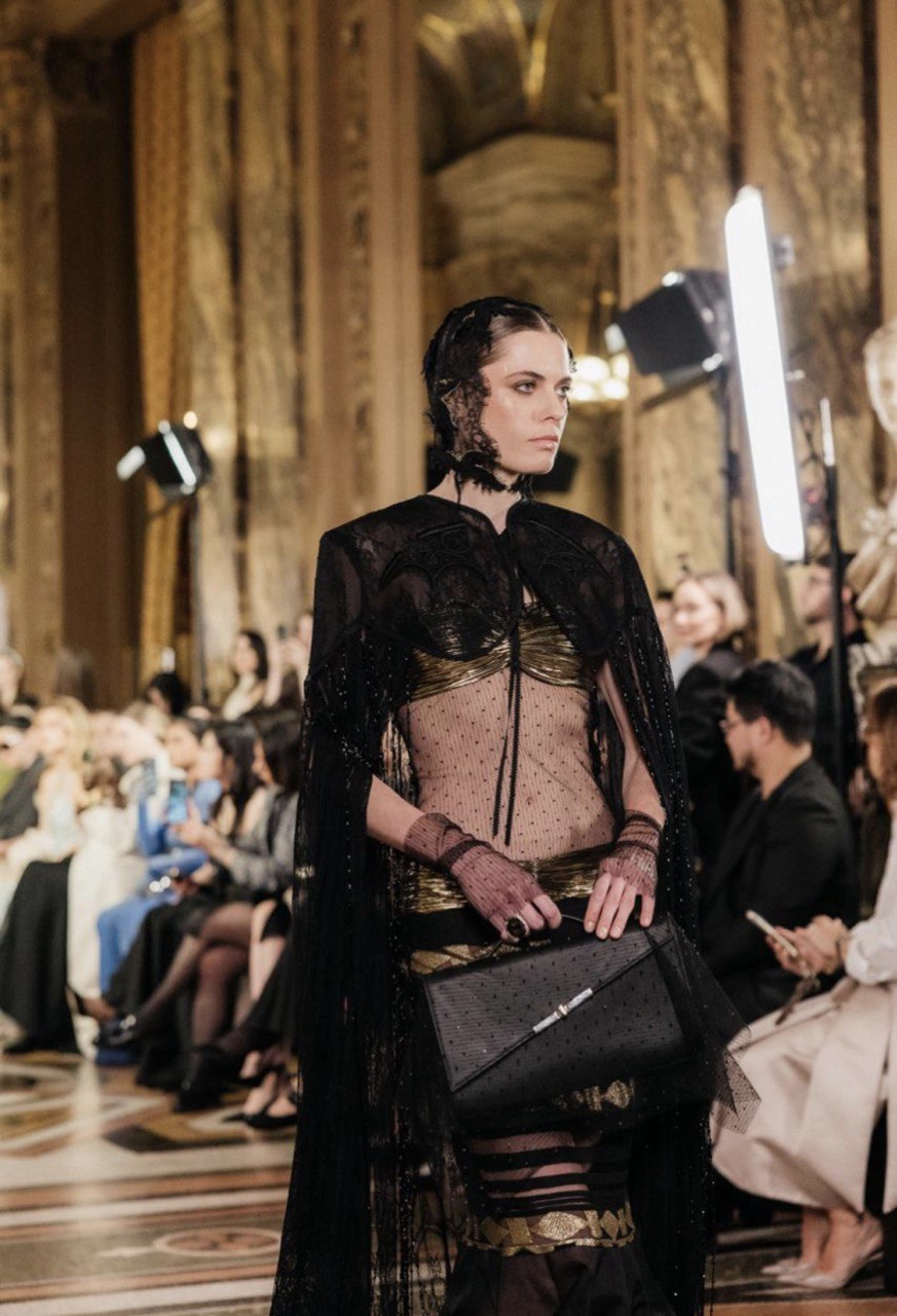 Авторки орнаментів, корсети та золото: бренд YS Couture дебютував у Парижі
