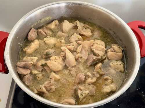 Швидкий рецепт курки: ніжна м'ясо-смакота, яка тане в роті – гості будуть у захваті! Секрет приготування простого, але неймовірного смаку. 14