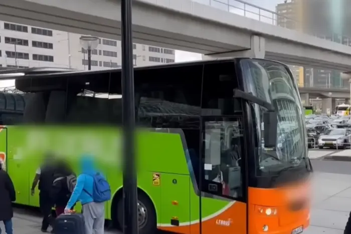 “Нічний жах у дорозі: пасажирку забули на заправці, водій у скандалі”