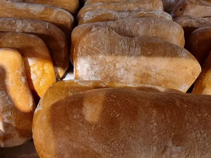 Секрет м’якого хліба на тижні: куди покласти шматочок яблука в хлібницю