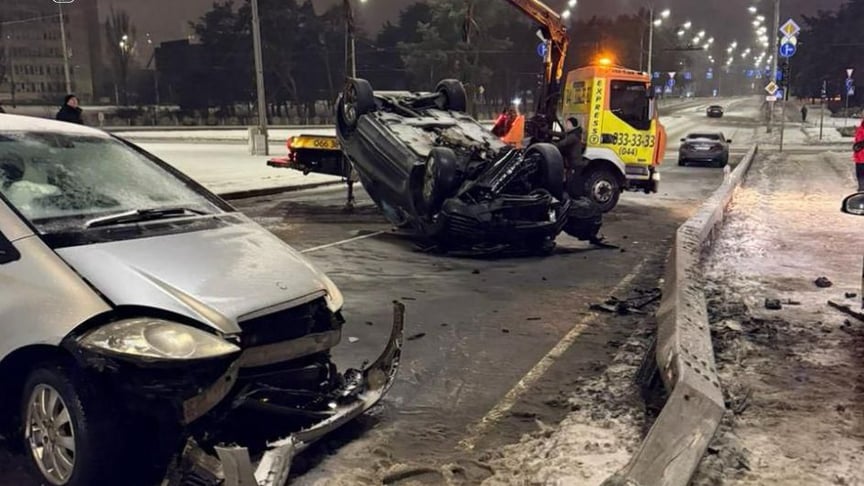 Шок! Як київські комунальники травмували жінок і скільки це коштувало бюджету 2 Наслідки однієї з ДТП через ожеледицю в Києві