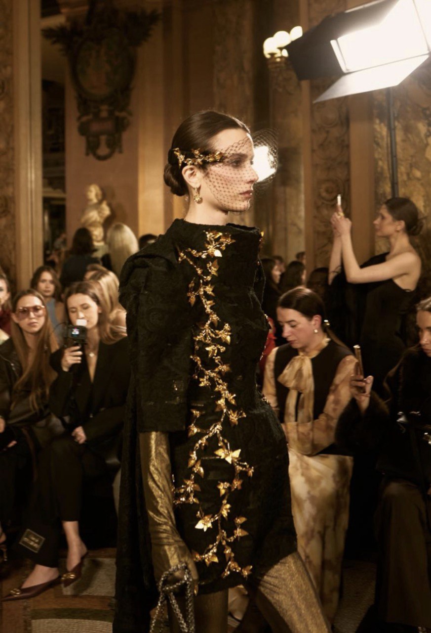 Авторки орнаментів, корсети та золото: бренд YS Couture дебютував у Парижі