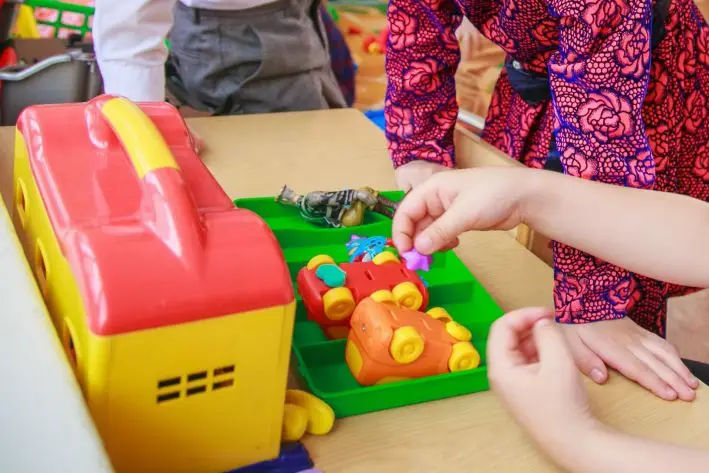 Як навчити дитину ділитися іграшками: поради для батьків без тиску та примусу