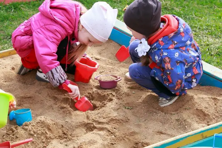 Навіщо дозволяти дитині бруднитися: неочікуваний секрет успішного розвитку малюка