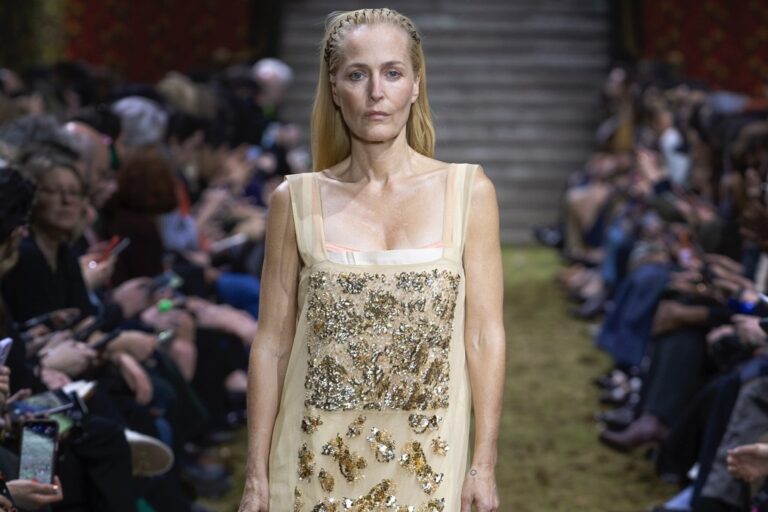 Джилліан Андерсон у стилі Miu Miu: фешн-магія та must-have тренди з нової колекції FW 26/27 41 Джилліан Андерсон у стилі Miu Miu: фешн-магія та must-have тренди з нової колекції FW 26/27 9