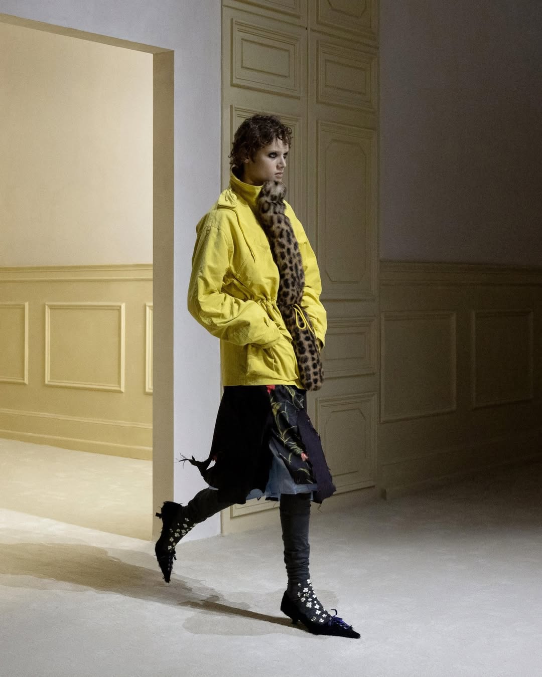 Прозорі плащі Prada