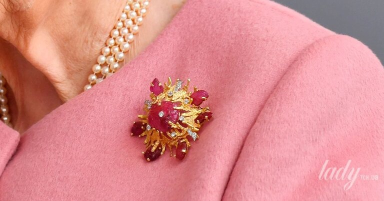 Брошка: мистецтво носити, що дарує королівський шарм 27 Брошка: мистецтво носити, що дарує королівський шарм 7